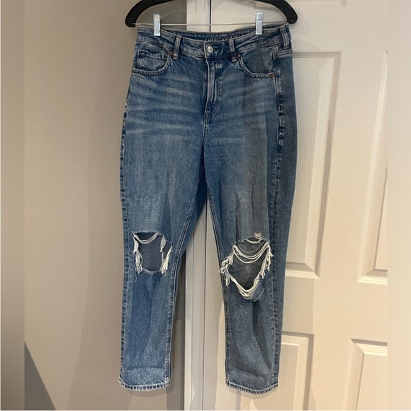 Women’s American Eagle Strigid Ripped Mom Jeans - Picture 2 of 6